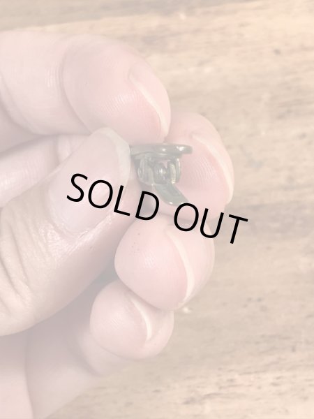 クロスの模様が描かれた真鍮製のビンテージクリップ