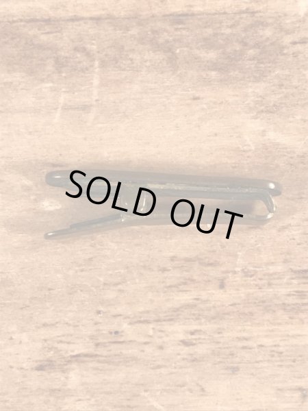 クロスの模様が描かれた真鍮製のビンテージクリップ