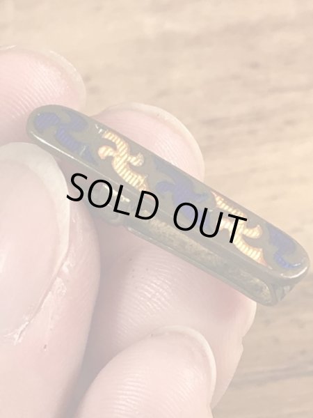 クロスの模様が描かれた真鍮製のビンテージクリップ