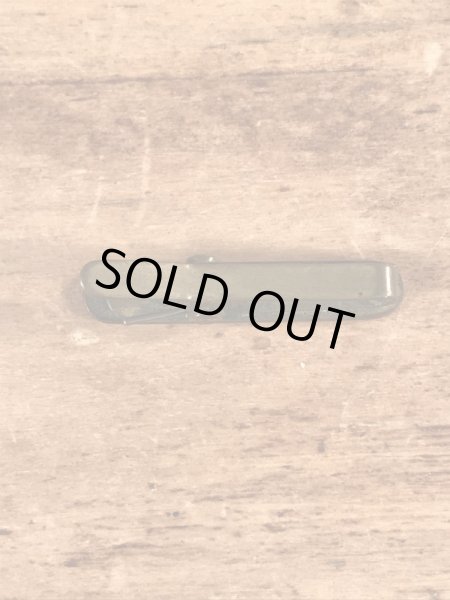 クロスの模様が描かれたブラス製のヴィンテージクリップ