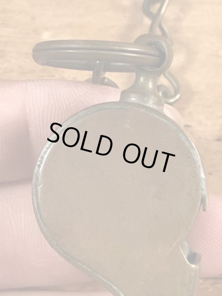 チェーンが付いたミリタリー物の真鍮製のヴィンテージホイッスル