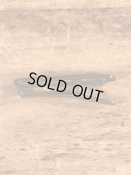 クロスの模様が描かれたブラス製のヴィンテージクリップ