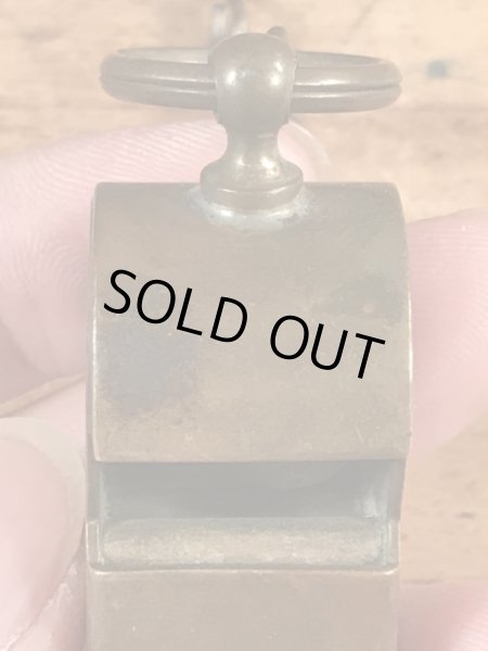 チェーンが付いたミリタリー物の真鍮製のヴィンテージホイッスル