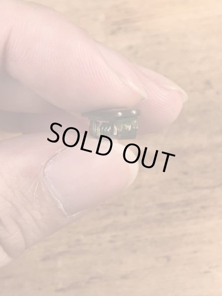 クロスの模様が描かれたブラス製のヴィンテージクリップ