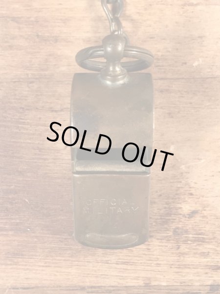 チェーンが付いたミリタリー物の真鍮製のヴィンテージホイッスル