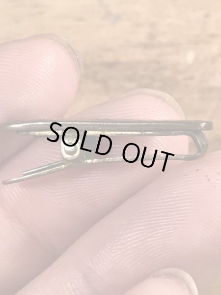 クロスの模様が描かれたブラス製のヴィンテージクリップ