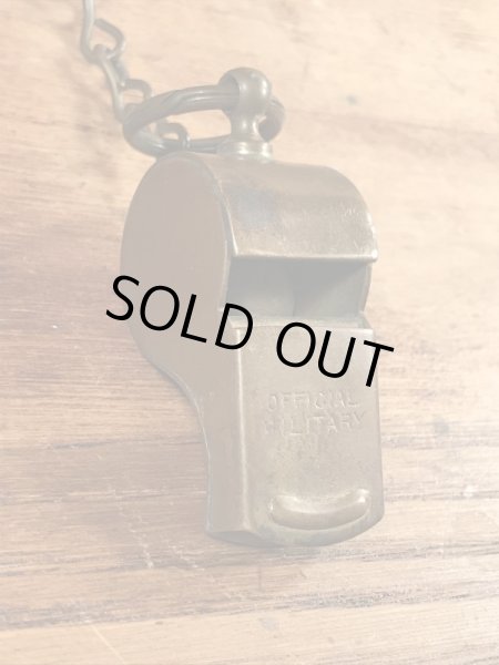 チェーンが付いたミリタリー物の真鍮製のヴィンテージホイッスル