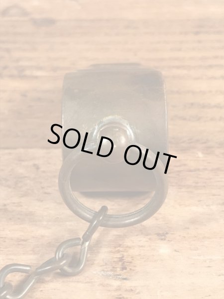 チェーンが付いたミリタリー物の真鍮製のヴィンテージホイッスル