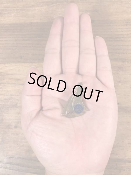 USネイビーのミリタリー物のビンテージピンバッジ