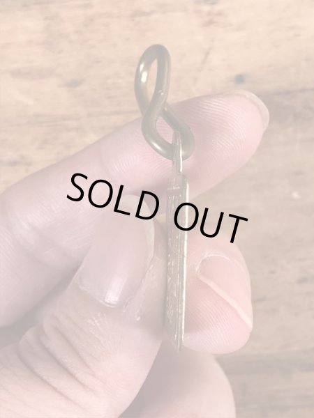 Dog Taxの真鍮製のビンテージドッグタグ