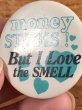 Money Stinks! But I Love The Smellのメッセージが書かれたヴィンテージ缶バッチ