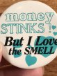 Money Stinks! But I Love The Smellのメッセージが書かれたビンテージ缶バッジ