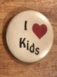 I Love Kidsのメッセージが書かれたビンテージ缶バッジ