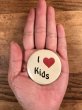 I Love Kidsのメッセージが書かれたビンテージ缶バッジ