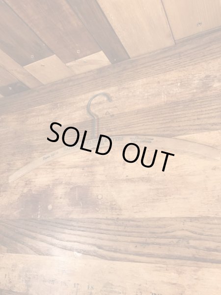 アメリカのクリーニング店で使用されていたアンティークの木製ハンガー