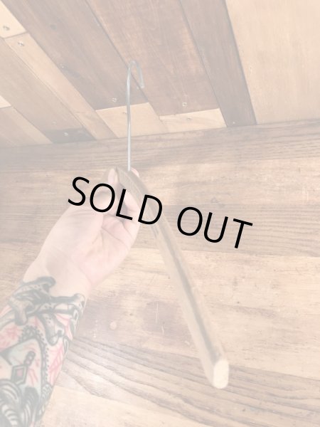 アメリカのクリーニング店で使用されていたアンティークの木製ハンガー