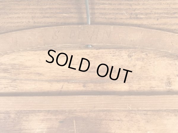 アメリカのクリーニング店で使用されていたビンテージ木製ハンガー