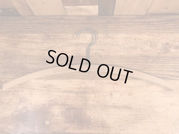 アメリカのクリーニング店で使用されていたアンティークの木製ハンガー