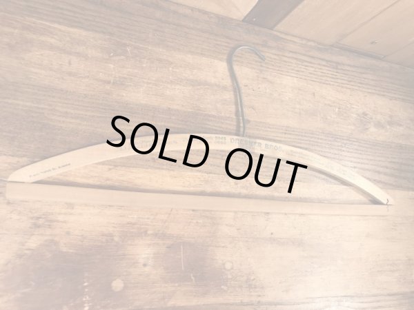 アメリカのクリーニング店で使用されていたビンテージ木製ハンガー