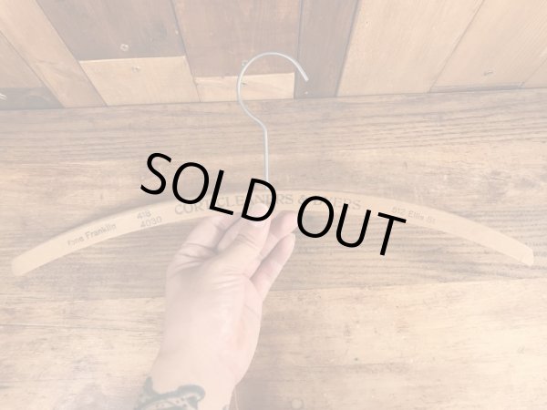 アメリカのクリーニング店で使用されていたビンテージ木製ハンガー