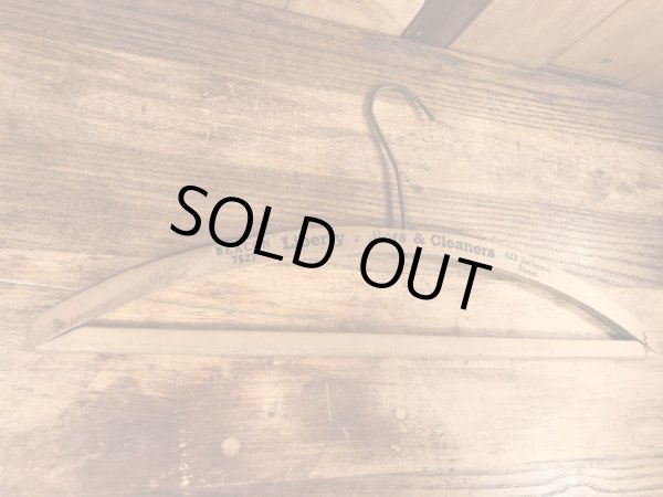 アメリカのクリーニング店で使用されていたビンテージ木製ハンガー