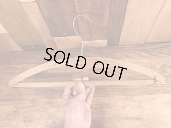 アメリカのクリーニング店で使用されていたビンテージ木製ハンガー