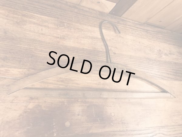 アメリカのクリーニング店で使用されていたビンテージ木製ハンガー