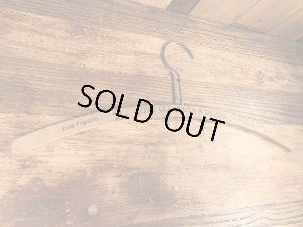 アメリカのクリーニング店で使用されていたビンテージ木製ハンガー