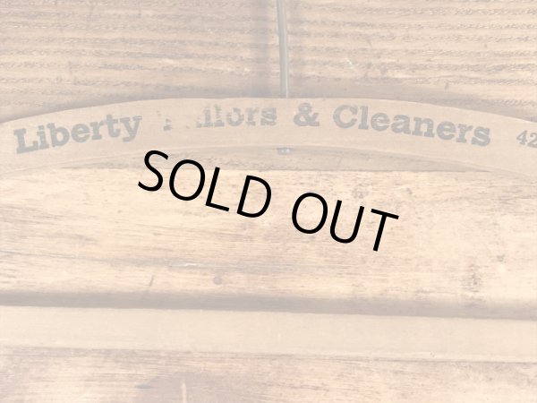 アメリカのクリーニング店で使用されていたビンテージ木製ハンガー