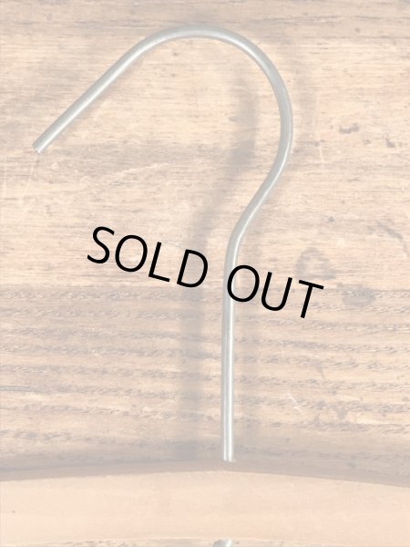 アメリカのクリーニング店で使用されていたビンテージ木製ハンガー