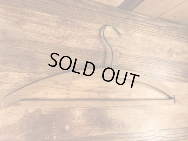 アメリカのクリーニング店で使用されていたビンテージ木製ハンガー