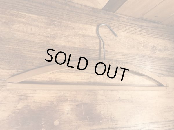 アメリカのクリーニング店で使用されていたビンテージ木製ハンガー