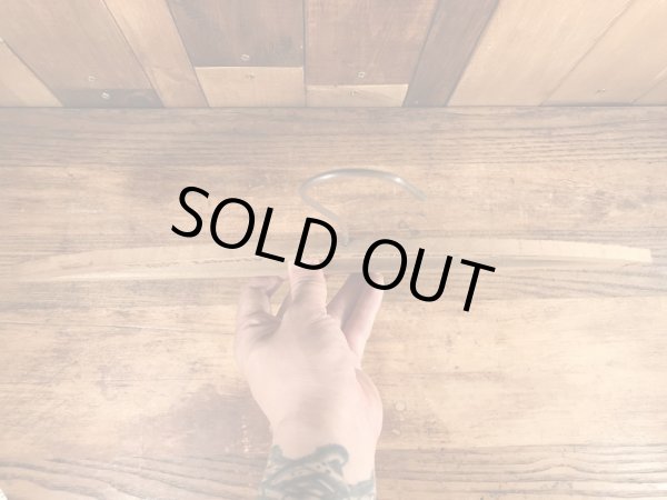 アメリカのクリーニング店で使用されていたビンテージ木製ハンガー