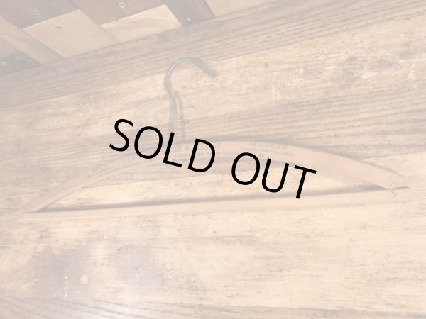 アメリカのアドバタイジング物のアンティークのウッドハンガー