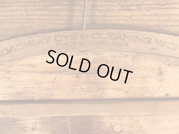 アメリカのクリーニング店で使用されていたビンテージ木製ハンガー