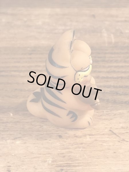 ガーフィールドがポーキーを抱いているビンテージフィギュア