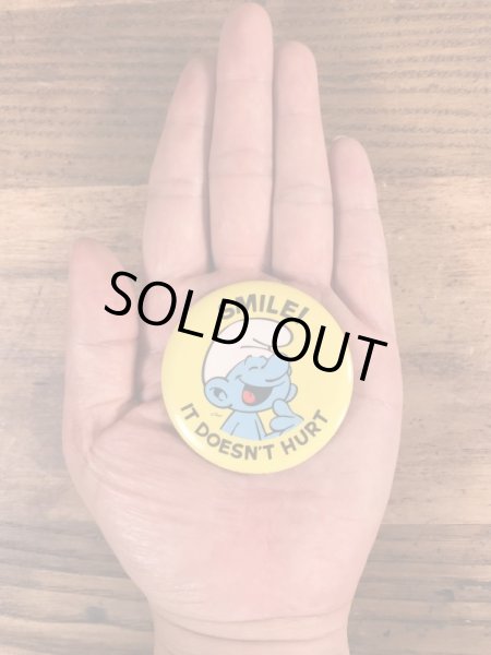 スマーフのSmile! It Doesn't Hurtのメッセージが書かれたビンテージ缶バッジ