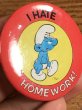 スマーフのI Hate Homework!のメッセージが書かれたビンテージ缶バッジ