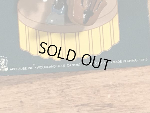 カリフォルニアレーズンのPVCフィギュアのビンテージピンバッジ