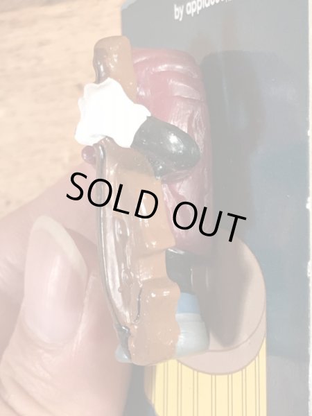 カリフォルニアレーズンのPVCフィギュアのビンテージピンバッジ