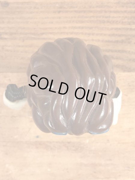 カリフォルニアレーズンに似たビニール製のビンテージドール