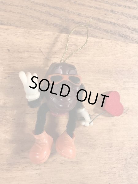 カリフォルニアレーズンのハートを持ったビンテージオーナメントドール