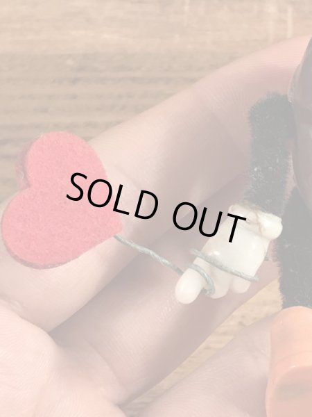 カリフォルニアレーズンのハートを持ったビンテージオーナメントドール