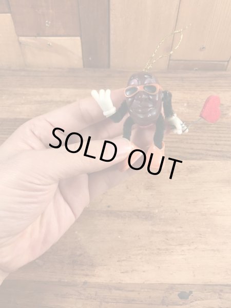 カリフォルニアレーズンのハートを持ったビンテージオーナメントドール