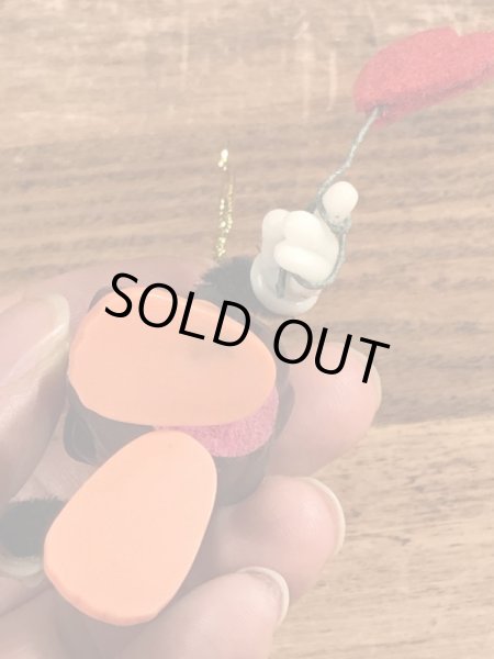 カリフォルニアレーズンのハートを持ったビンテージオーナメントドール