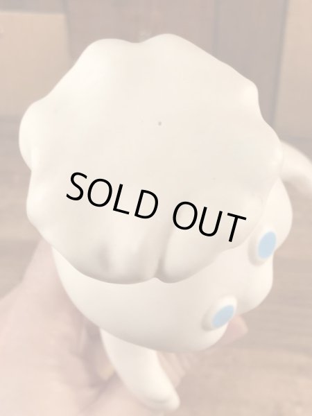 ドゥーボーイの台付きのヴィンテージビニールドール