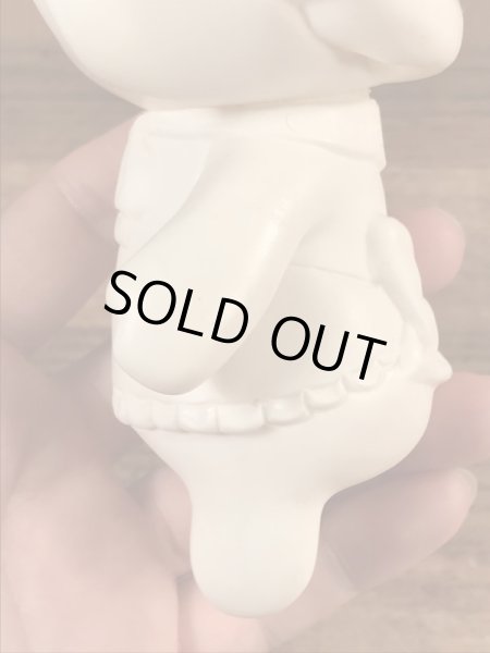 ドゥーボーイの台付きのビンテージソフビ人形