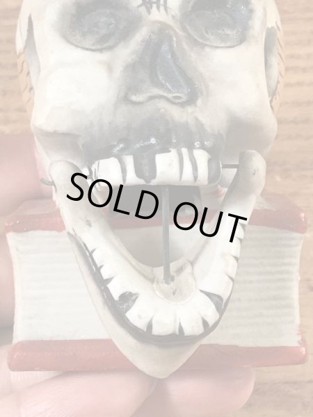 陶器製のスカルオンブックのヴィンテージマッチホルダー