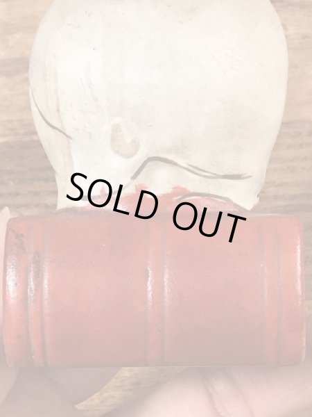 陶器製のスカルオンブックのヴィンテージマッチホルダー