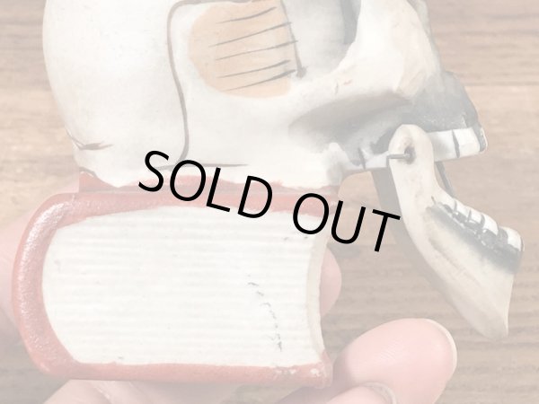 陶器製のスカルオンブックのヴィンテージマッチホルダー